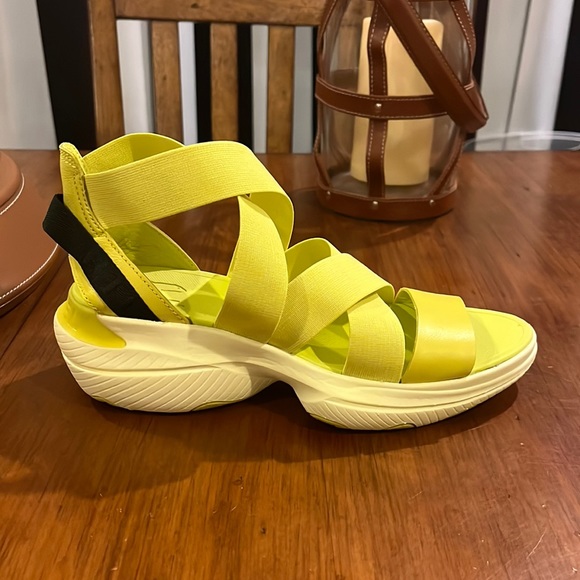 Sorel Explorer Blitz Multi Strap Sandals Shoes New Yellow Black Women’s sizes - Picture 3 of 13
